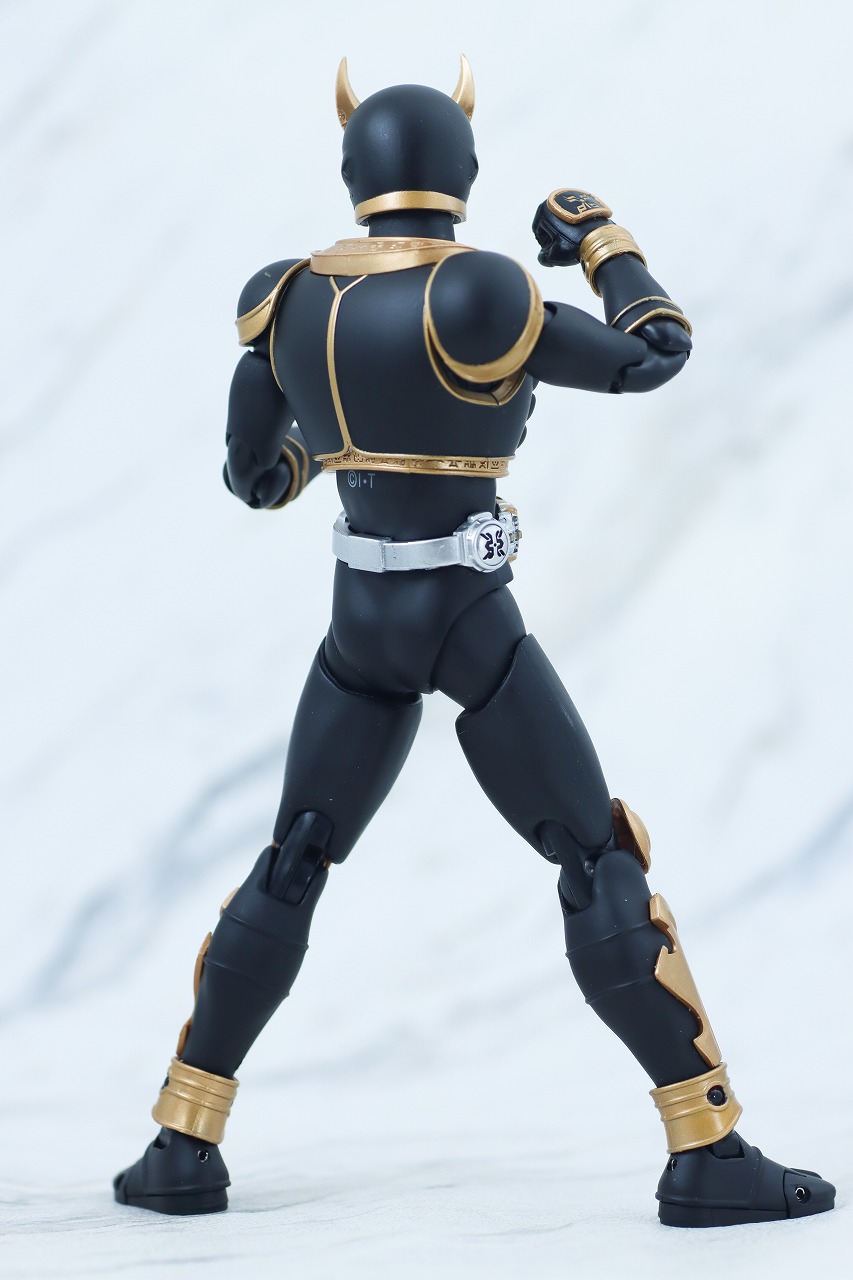 S.H.Figuarts 仮面ライダークウガ アメイジングフォーム Amazon.co.jp