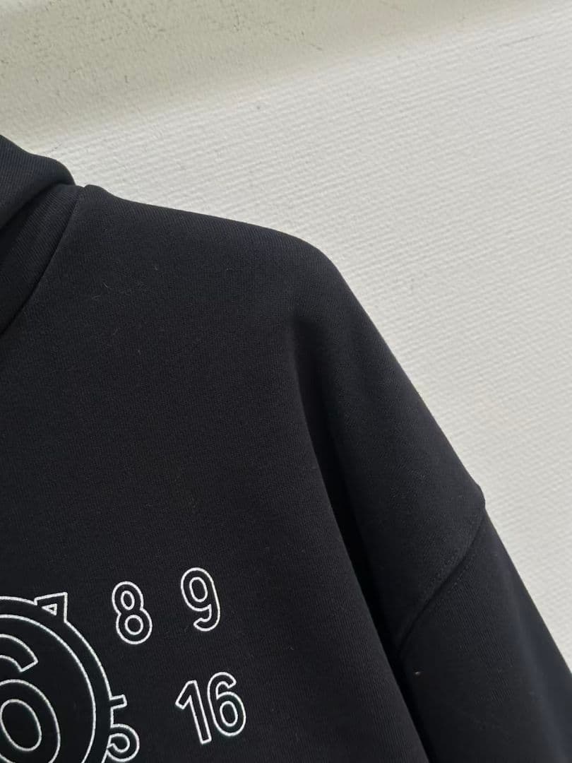 Maison Margiela 黒い数字プリントフード付きパーカー